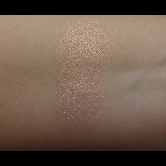 Elizabeth Arden Rose Illumination Pure Finish highlighter - Picture 2 of 4